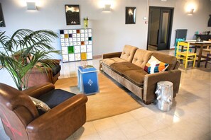 Lobby sitting area - Lako Hostel (Capodimonte)