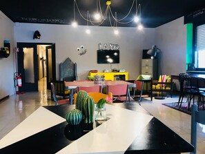 Un comedor moderno con una mesa central, sillas y plantas decorativas.