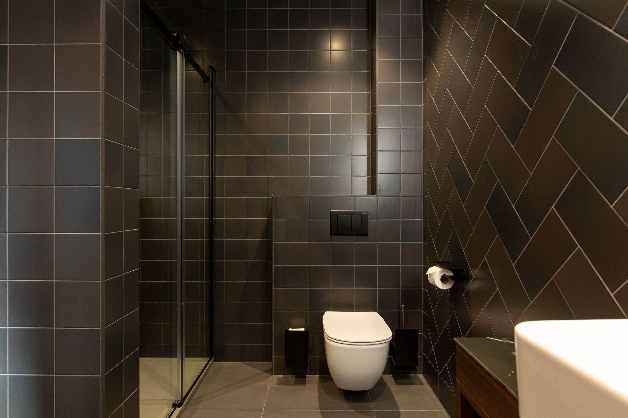 deluxe double room | bathroom | free toiletries, hair dryer, towels