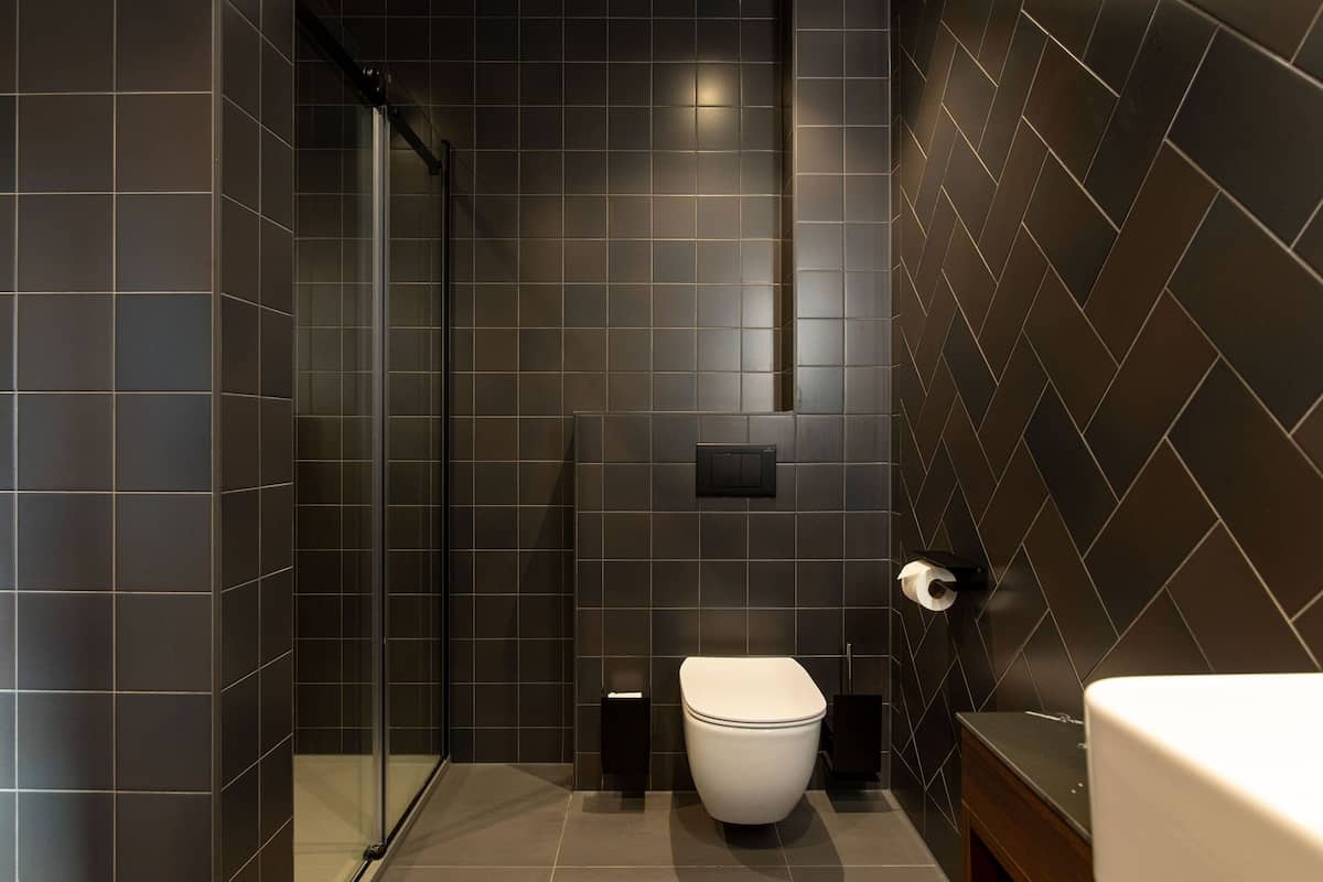 deluxe double room | bathroom | free toiletries, hair dryer, towels