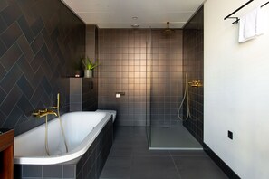 Superior tweepersoonskamer | Badkamer
