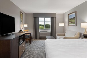 Quarto luxo, 1 cama King e sofá-cama, para não fumantes | Escrivaninha, espaço de trabalho para notebook, cortinas blackout