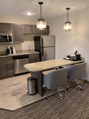 Bureau, espace de travail pour ordinateur portable, rideaux occultants