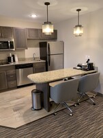 Escritorio, espacio para trabajar con laptop y cortinas blackout 