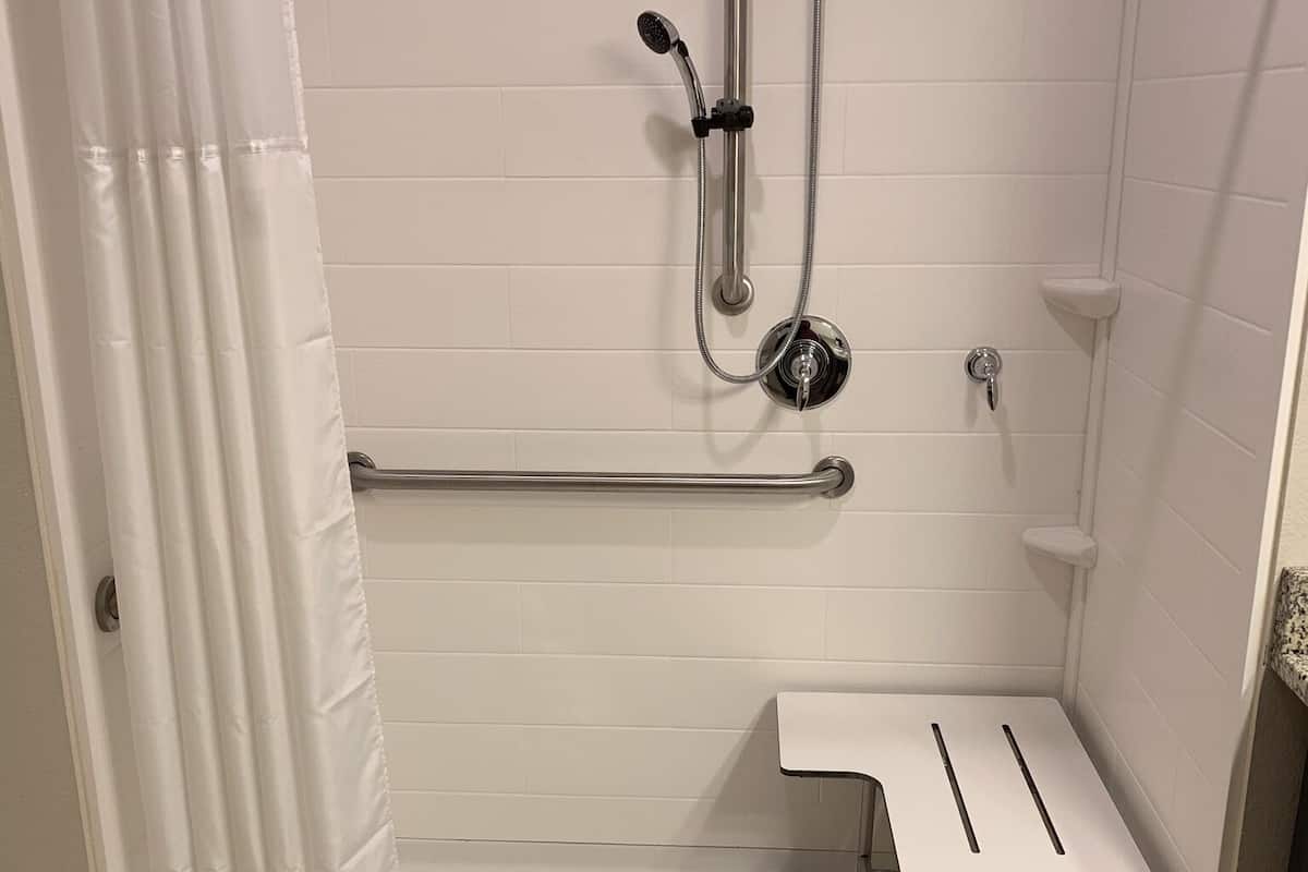 Articles de toilette (gratuits), séchoir à cheveux, serviettes fournies