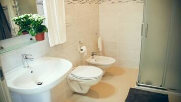 Classic Double Room | Bathroom | Shower, free toiletries, hair dryer, bidet