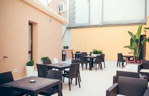 Petit déjeuner buffet compris