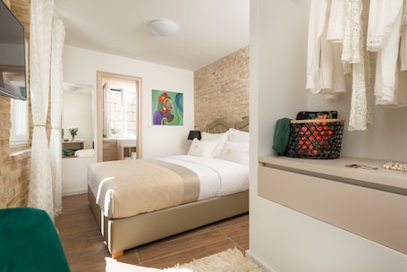 City Double Room | Minibar, in-room safe, desk, soundproofing