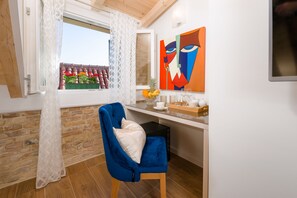 City Triple Room | Oppholdsområde | En 140-centimeters Flatskjerm-TV med kabel-kanaler samt TV