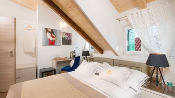 City Double Room | Minibar, safe på rommet, skrivebord og lydisolert