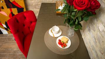 City Triple Room | In-room dining