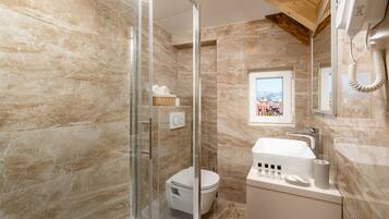 City Triple Room | Baño | Ducha, artículos de higiene personal de diseño y secador de pelo