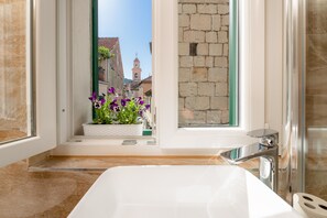 City Double Room | Salle de bain | Douche, articles de toilette de luxe, sèche-cheveux, peignoirs