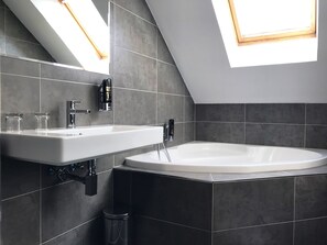 Kahden hengen deluxe-huone | Kylpyhuone | Ilmaiset hygieniatuotteet, hiustenkuivaaja, pyyhkeet