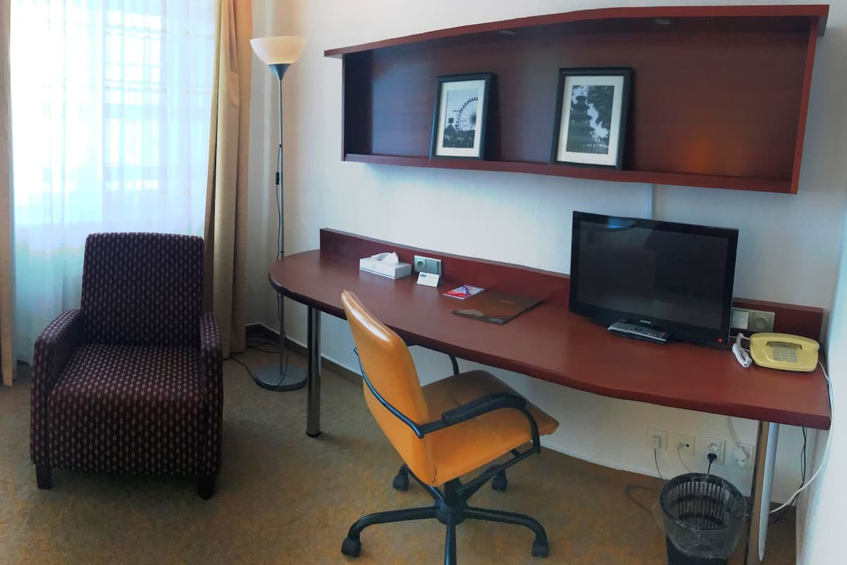 Comfort Twin Room | In-room safe, desk, blackout drapes, iron/ironing board