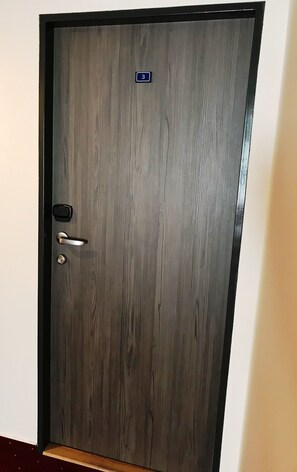 华丽双人房 | 客房内保险箱、办公桌、遮光窗帘、熨斗/熨板