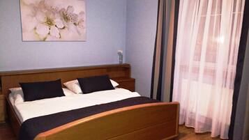 Appartamento Luxury, 2 camere da letto | Una cassaforte in camera, una scrivania, tende oscuranti
