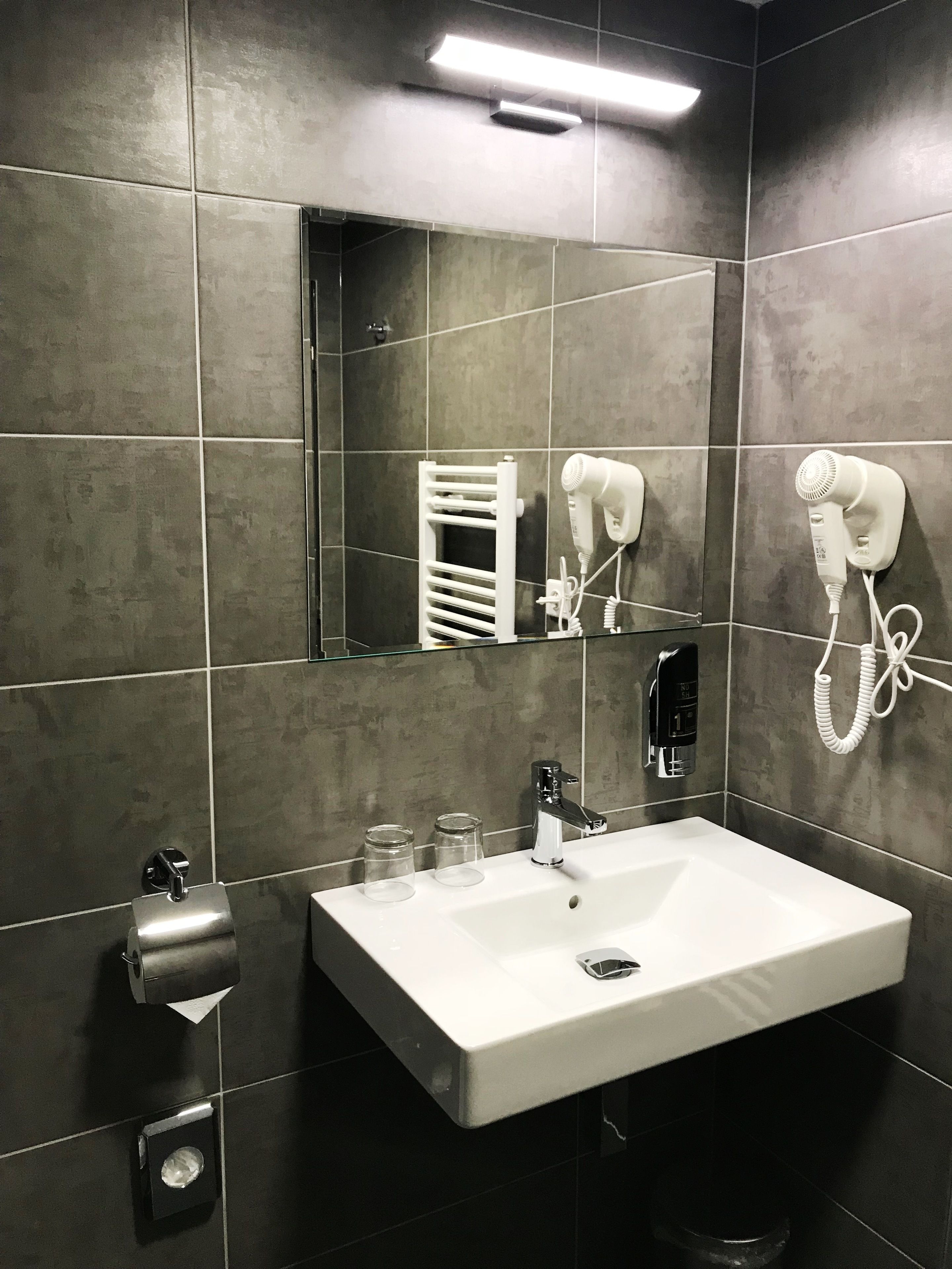 comfort twin room | bathroom | free toiletries, hair dryer, towels