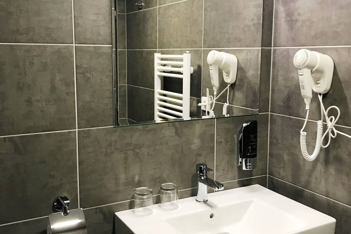 comfort twin room | bathroom | free toiletries, hair dryer, towels