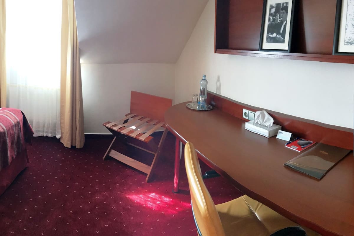 Comfort Double Room | In-room safe, desk, blackout drapes, iron/ironing board