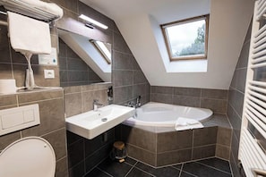 Deluxe Double Room | Bathroom | Free toiletries, hair dryer, towels