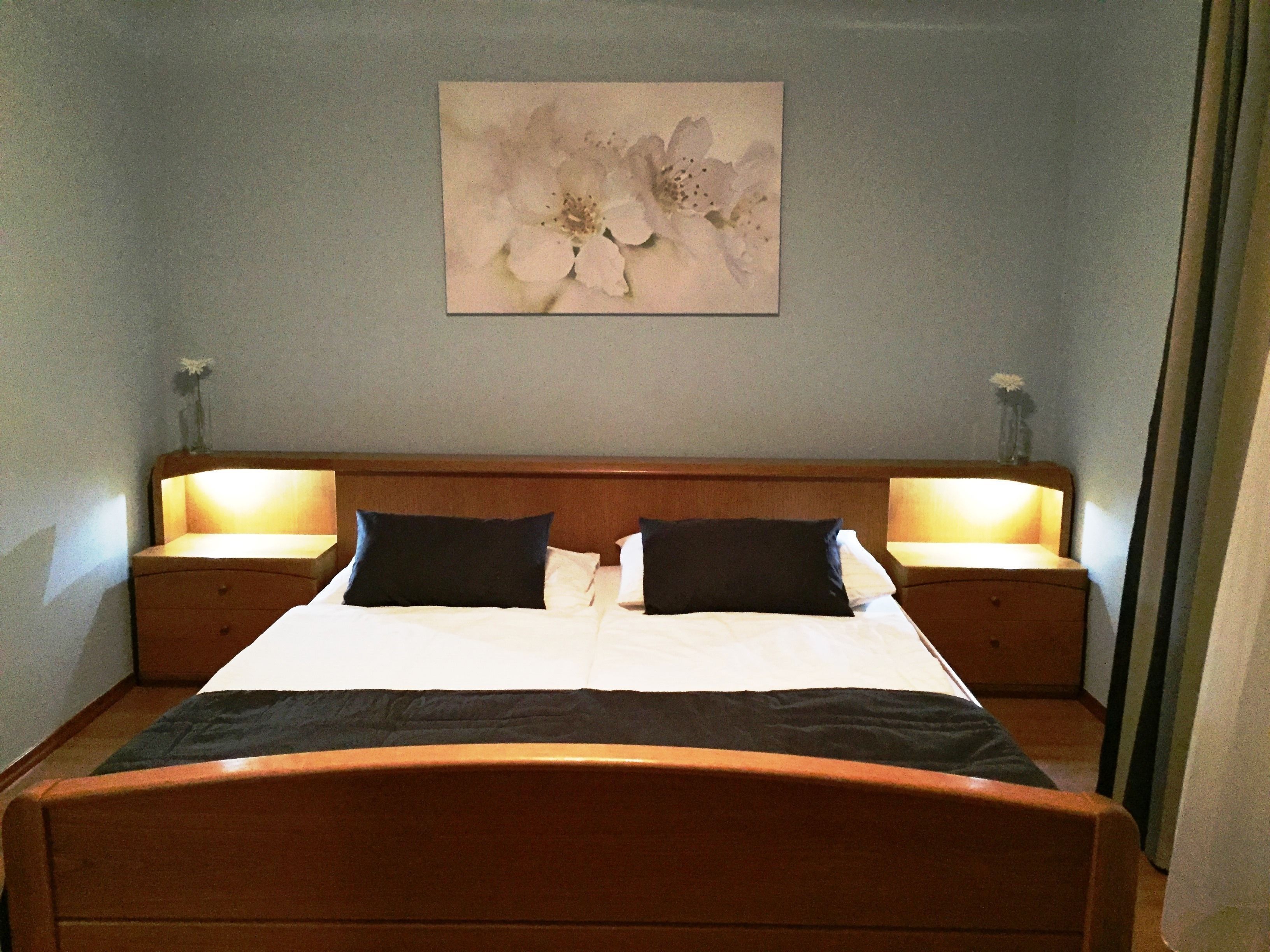 Luxe appartement, 2 slaapkamers | Een kluis op de kamer, een bureau, verduisterende gordijnen