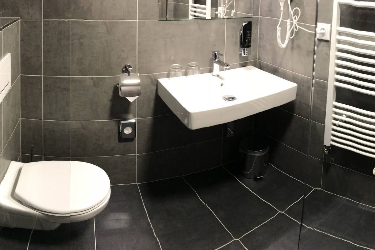 comfort twin room | bathroom | free toiletries, hair dryer, towels