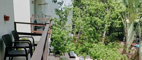 Apartamento superior, 1 quarto, sacada, vista para a piscina | Sacada