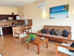 Appartement Premium, 1 chambre, balcon, vue ville | Salle de séjour | TV connectée de 32 pouces avec chaînes numériques, télévision, Netflix