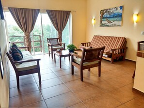 Appartement Premium, 1 chambre, balcon, vue ville | Salle de séjour | TV connectée de 32 pouces avec chaînes numériques, télévision, Netflix