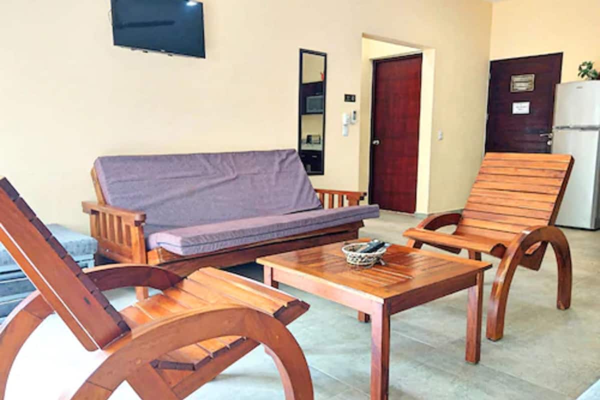 Apartamento superior, 1 quarto, sacada, vista para a cidade | Sala de estar | Smart TV 32 polegadas com canais digitais, TV, Netflix
