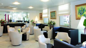 Un intérieur moderne agrémenté de différents espaces de détente et d’éléments décoratifs.