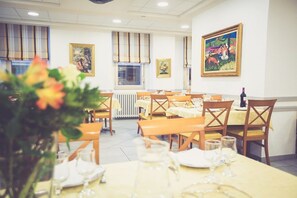 Déjeuner et dîner servis sur place, spécialités Cuisine française