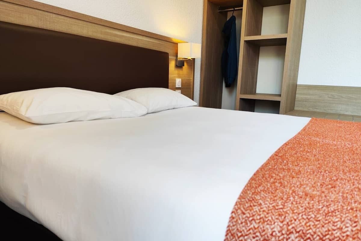 standard double room | desk, blackout curtains, soundproofing, free cots/infant beds