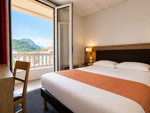 Desk, blackout curtains, soundproofing, free cots/infant beds - Hôtel Hélianthe (Lourdes)