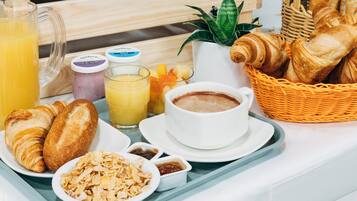 Café da manhã com buffet todos os dias (EUR 10 por pessoa)
