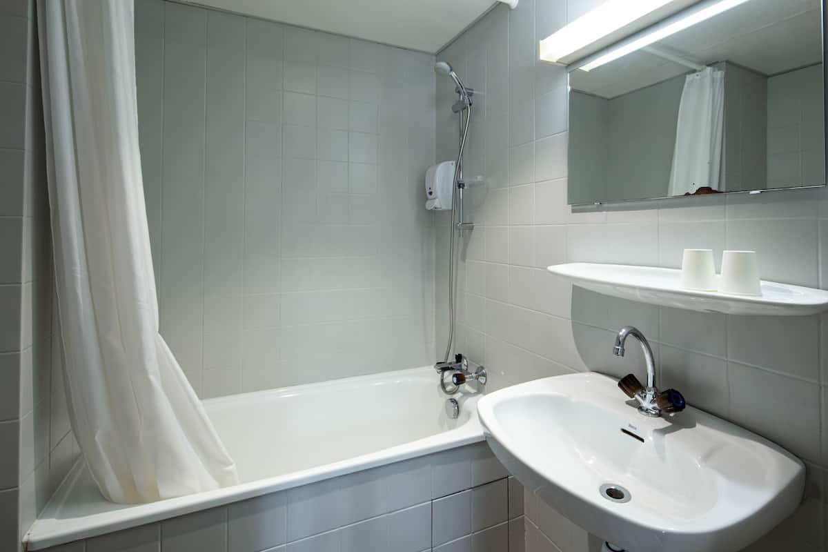 desk, blackout curtains, soundproofing, free cots/infant beds