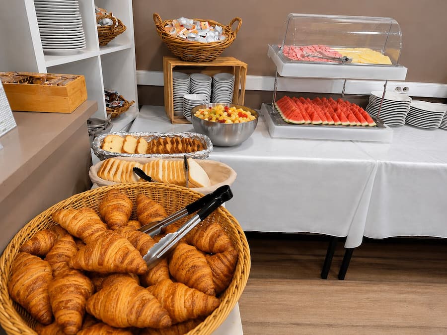 Petit déjeuner buffet servi tous les jours en supplément