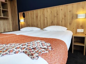 Standard Double Room | Desk, blackout drapes, soundproofing, free cribs/infant beds - Hôtel Hélianthe (Lourdes)