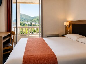 Desk, blackout curtains, soundproofing, free cots/infant beds - Hôtel Hélianthe (Lourdes)