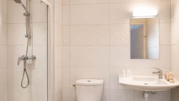 Standard Double Room | Bathroom | Free toiletries, hair dryer, towels
