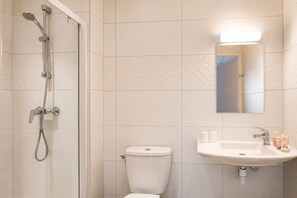 Standard Double Room | Bathroom | Free toiletries, hair dryer, towels - Hôtel Hélianthe (Lourdes)