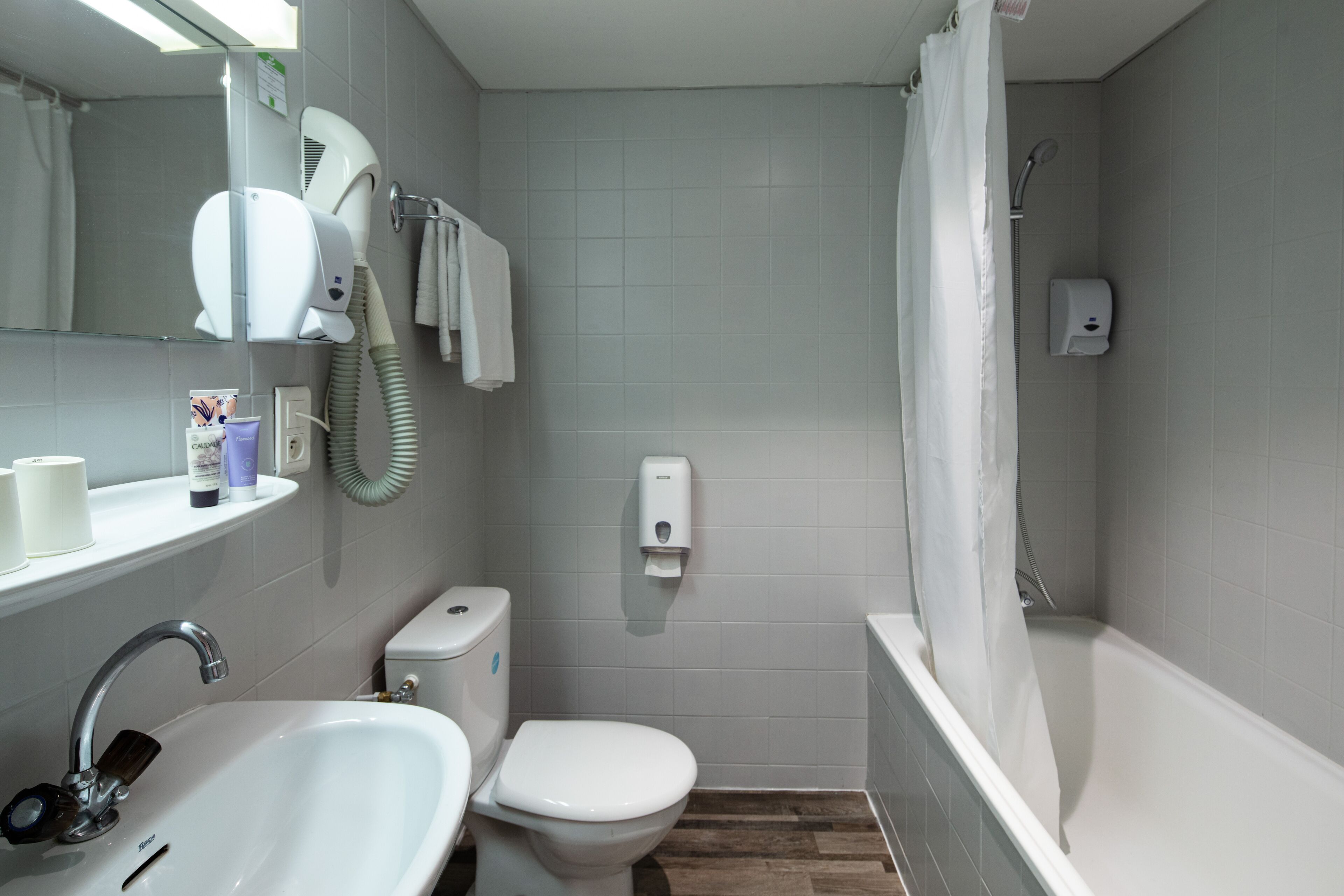 standard triple room | bathroom | free toiletries, hair dryer, towels