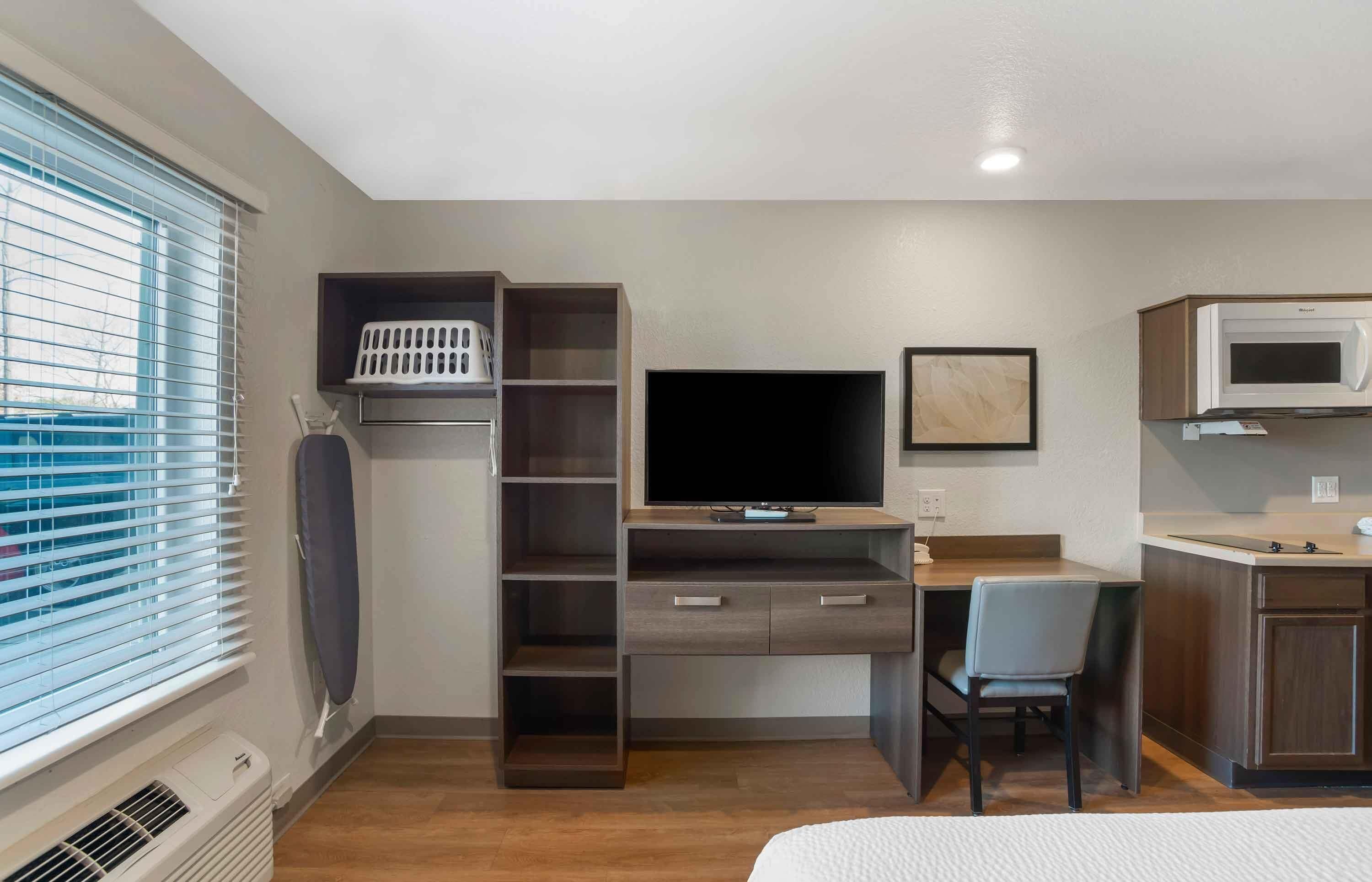 Standard Studio, 1 Katil Ratu (Queen), Non Smoking, Refrigerator & Microwave | Meja, ruang kerja komputer riba, Wi-fi percuma, cadar katil 