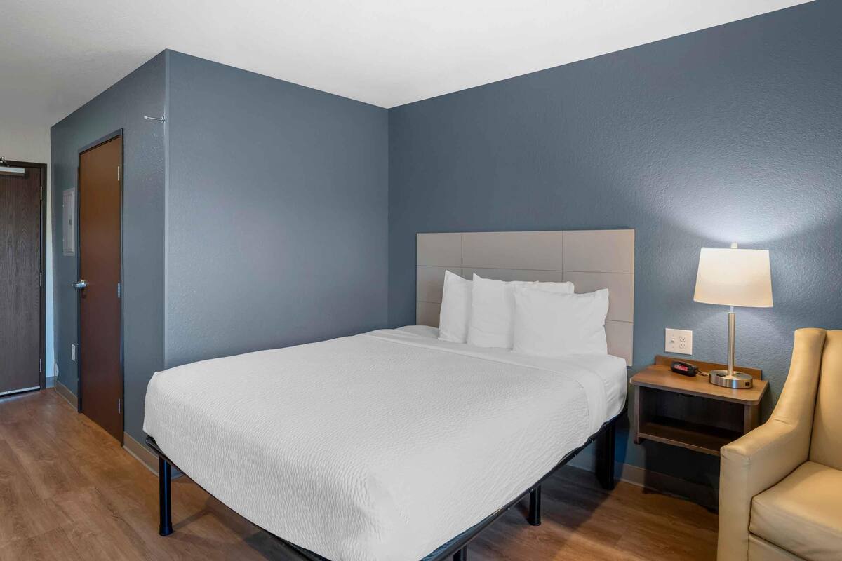 Standard Studio, 1 Queen Bed, Non Smoking, Refrigerator & Microwave