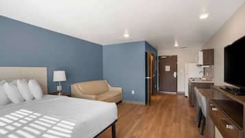 Deluxe Studio, 1 King Bed with Sofa bed, Non Smoking, Refrigerator & Microwave | Desk, laptop workspace, free WiFi, bed sheets