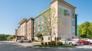 A multi-story hotel with a sign reading "extended stay America". - Extended Stay America Suites - Charlotte - Matthews (Matthews)