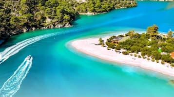 Plage à proximité, cabines gratuites, navette pour la plage