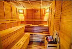 三溫暖烤箱、浴缸、蒸氣室、按摩服務