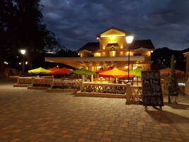 Fachada de la propiedad por la tarde o noche
